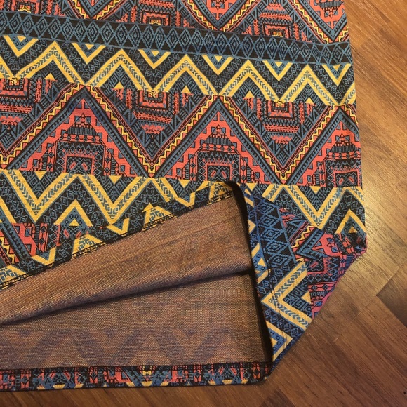 LuLaRoe Skirt. Large. Great pattern! Mid thigh - Picture 3 of 6